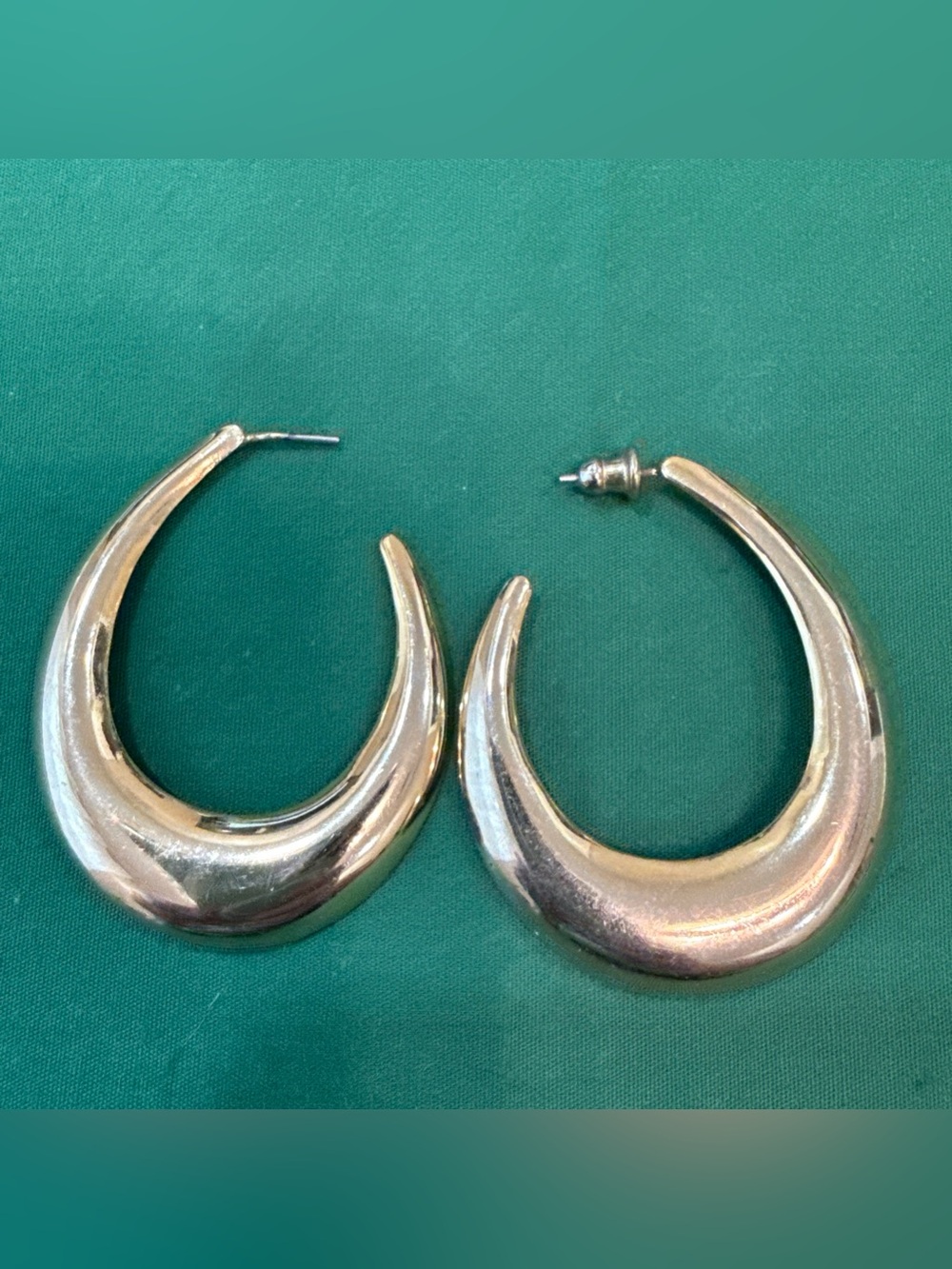 Chunky Goldtone Tapered Crescent Hoop Earrings. 24E